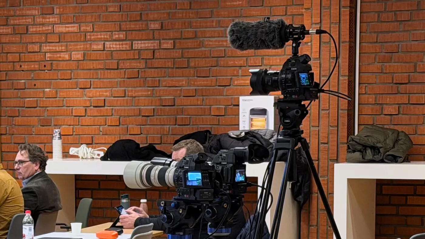 Kameror på stativ vid sändning från kommunfullmäktige.