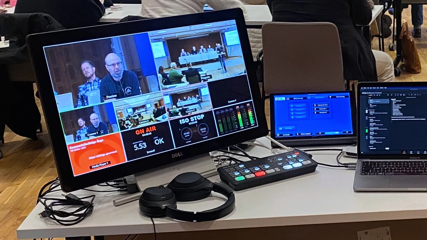 Bildmixer, hörlurar och skärm med flera kamerabilder vid regiplatsen.