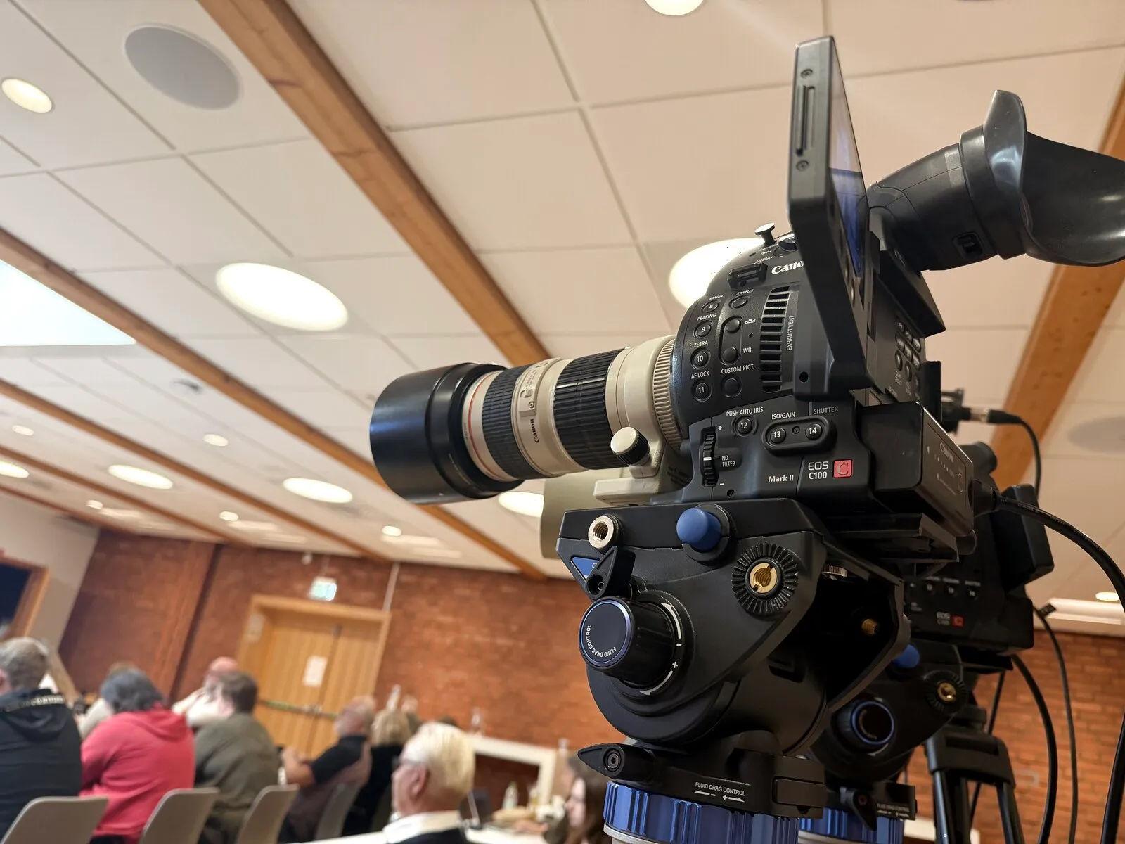 Canon Cine-kamera med L-objektiv på stativ.